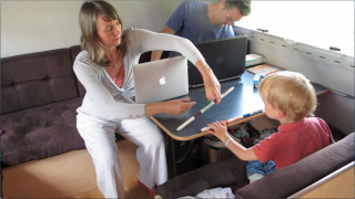 Frugtspisende familie bor i autocamper